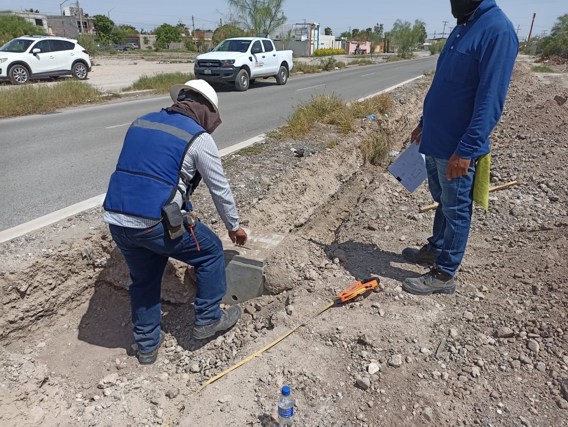 TorreonDirOP's tweet photo. 👷🏻En la construcción de alumbrado público, se trabaja en colocación de poliducto y registros de concreto en la instalación en la calle Castaño, entre calzada De La Campana y carretera Torreón-Matamoros, en la colonia Residencial del Nazas. 💡

#MiQueridoTorreón https://t.co/bCEMLby88R