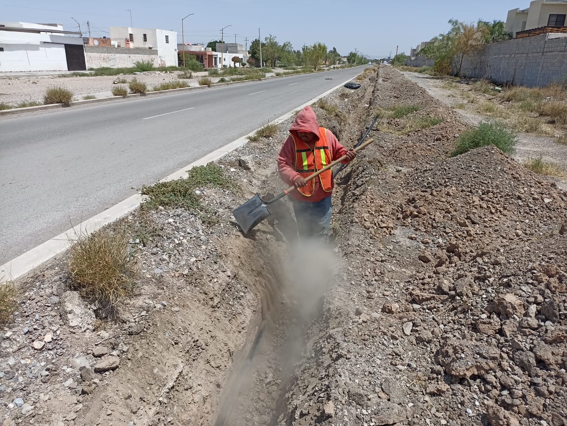 TorreonDirOP's tweet photo. 👷🏻En la construcción de alumbrado público, se trabaja en colocación de poliducto y registros de concreto en la instalación en la calle Castaño, entre calzada De La Campana y carretera Torreón-Matamoros, en la colonia Residencial del Nazas. 💡

#MiQueridoTorreón https://t.co/bCEMLby88R