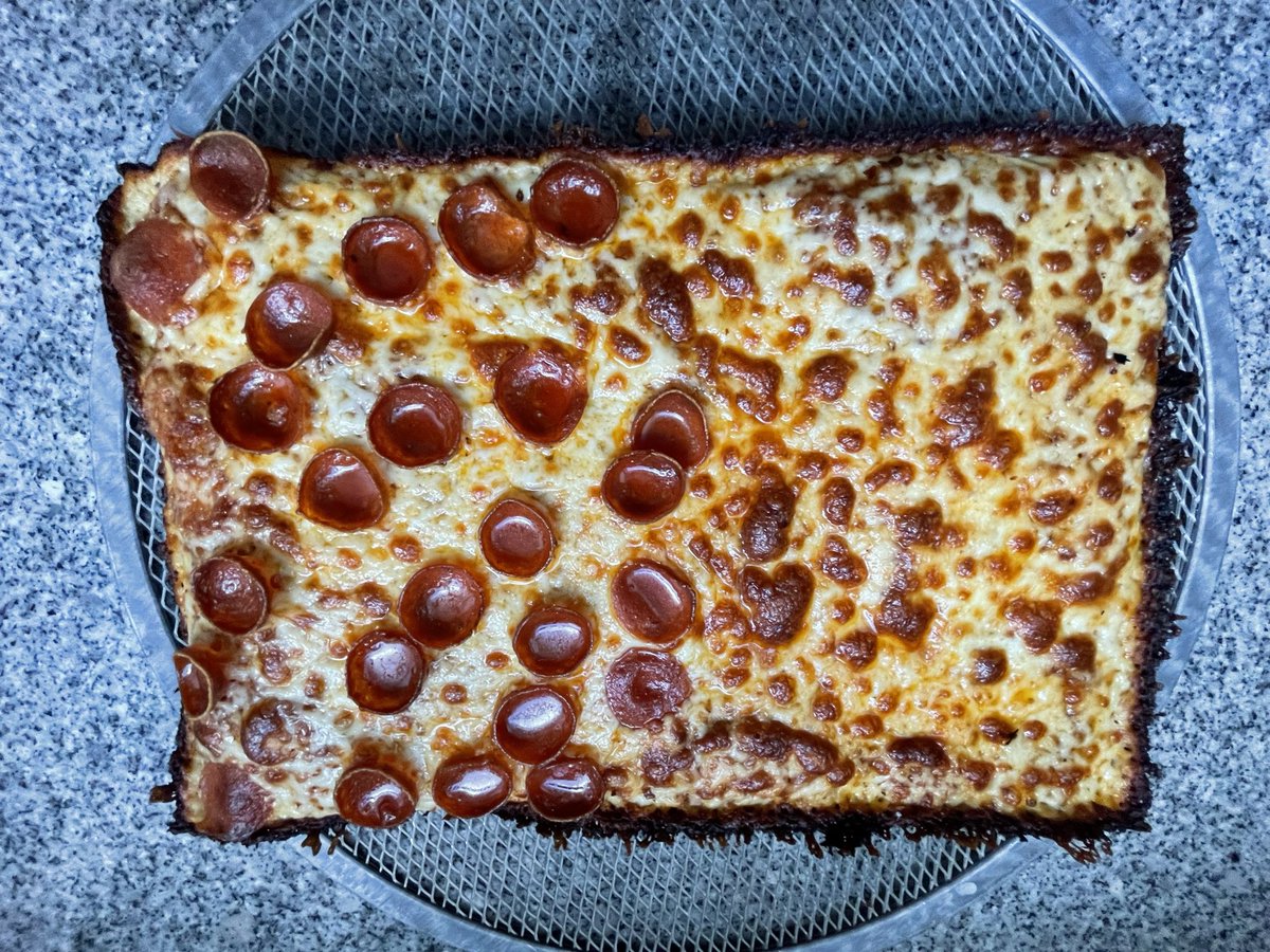 Texas_Hoosiers's tweet image. Pretty damn happy with my first attempt at a Detroit style pie #pizzapics