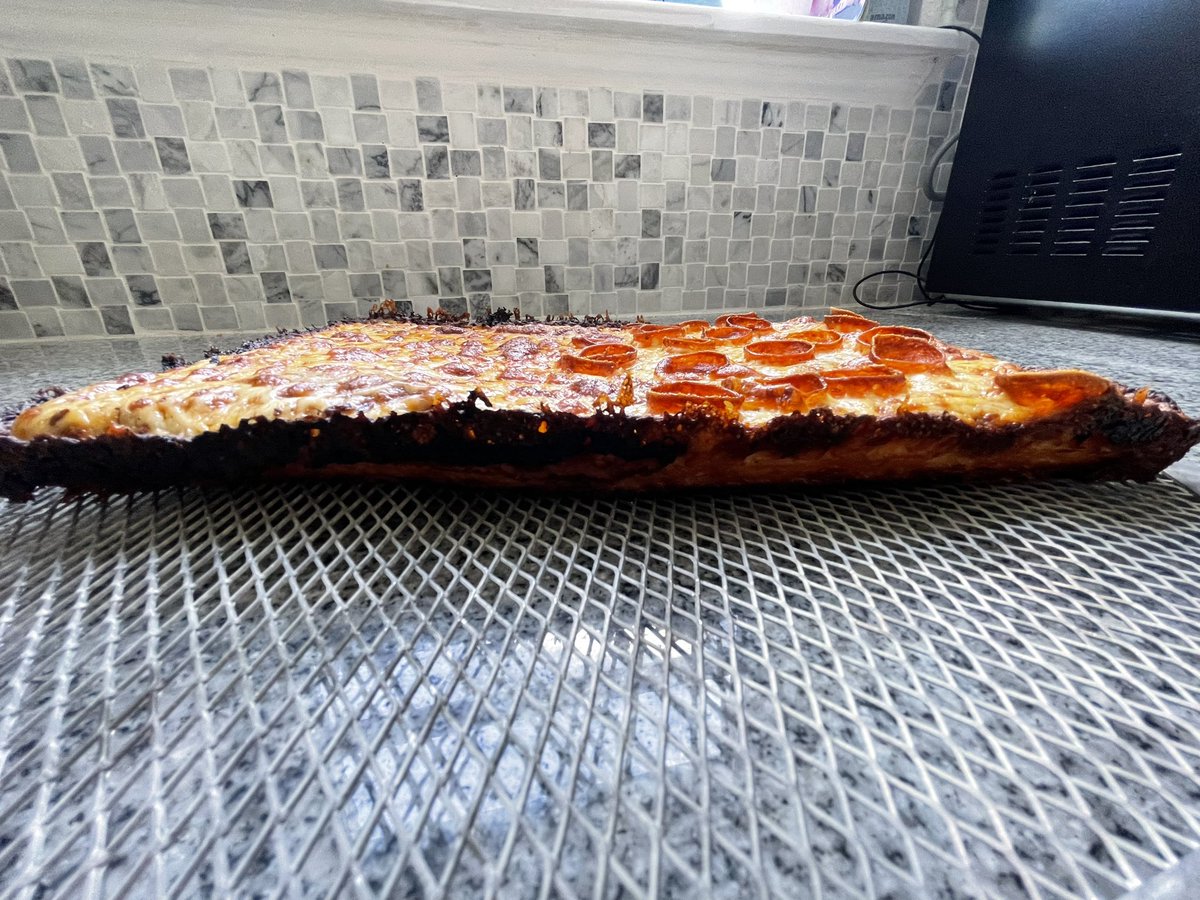 Texas_Hoosiers's tweet image. Pretty damn happy with my first attempt at a Detroit style pie #pizzapics