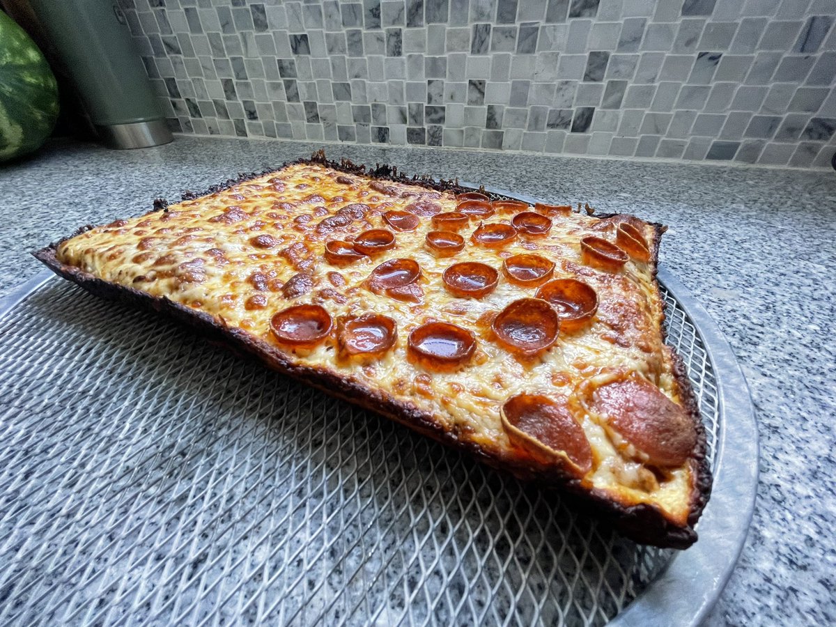 Texas_Hoosiers's tweet image. Pretty damn happy with my first attempt at a Detroit style pie #pizzapics