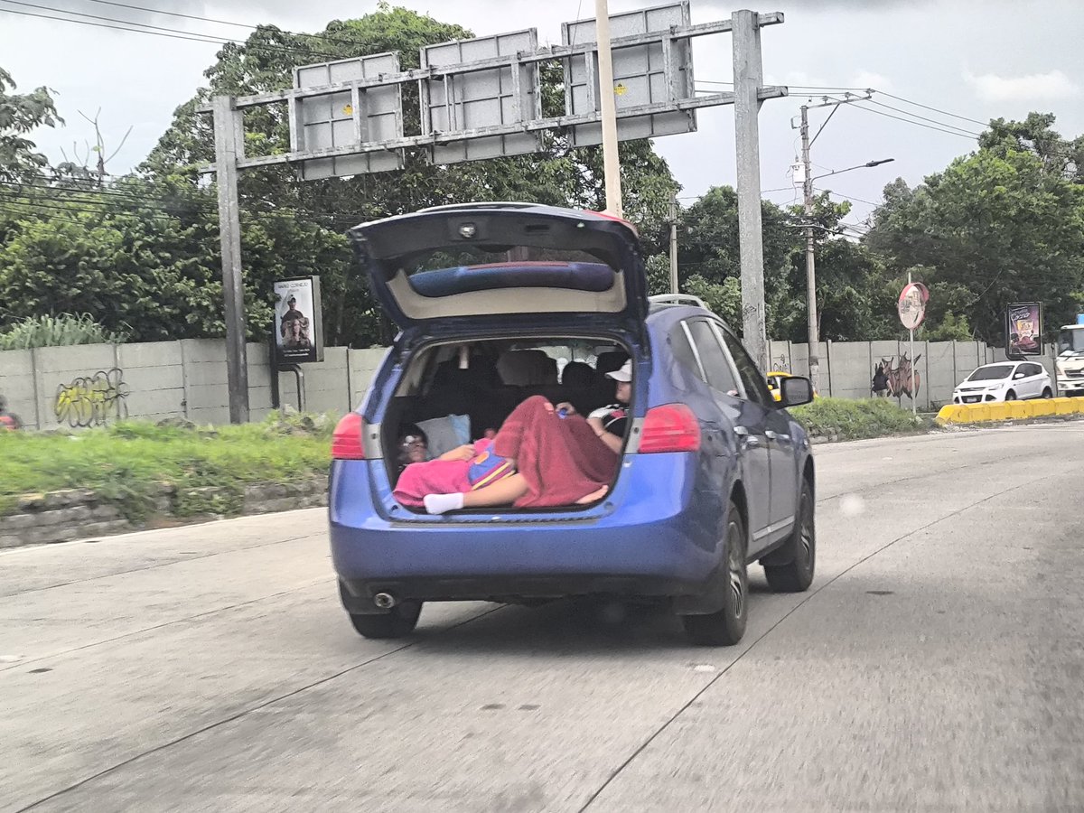 kike242's tweet photo. @todomotorsv @VMTElSalvador porque exponer a la familia de esta manera, es una gran  irresponsabilidad de parte de esta Nissan Rogue P896-111 https://t.co/oOYOftxGQ5