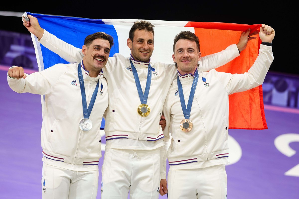 francetvsport's tweet photo. #Paris2024 | 🤩 Le sacre de Teddy Riner, le bronze de Florent Manaudou, Léon Marchand puissance 4, le triplé français en BMX...

🇫🇷 Est-ce que l'on ne vient pas d'assister à l'une des plus grandes soirées de l'histoire du sport français ? https://t.co/iKZN3TYf0n