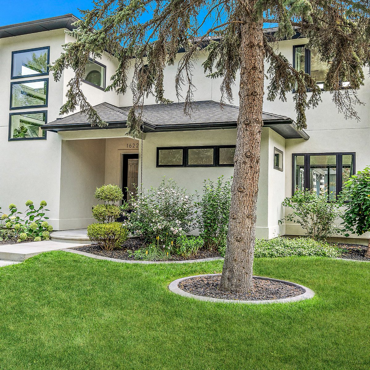 aleimerrill's tweet photo. J U S T L I S T E D! 🔥
 
 Stunning, Modern Masterpiece Near Downtown Boise. Built in 2019, custom high-end finishes with all the right spaces – this home is flawless!
 
 🛏️ 3
 🛁 3.5
 📐 3004 sf
 👩‍🍳 High-end kitchen

 📍1622 S. Michigan, Boise ID
 💰 Offered at $895,000 https://t.co/a5F7DPFqCN