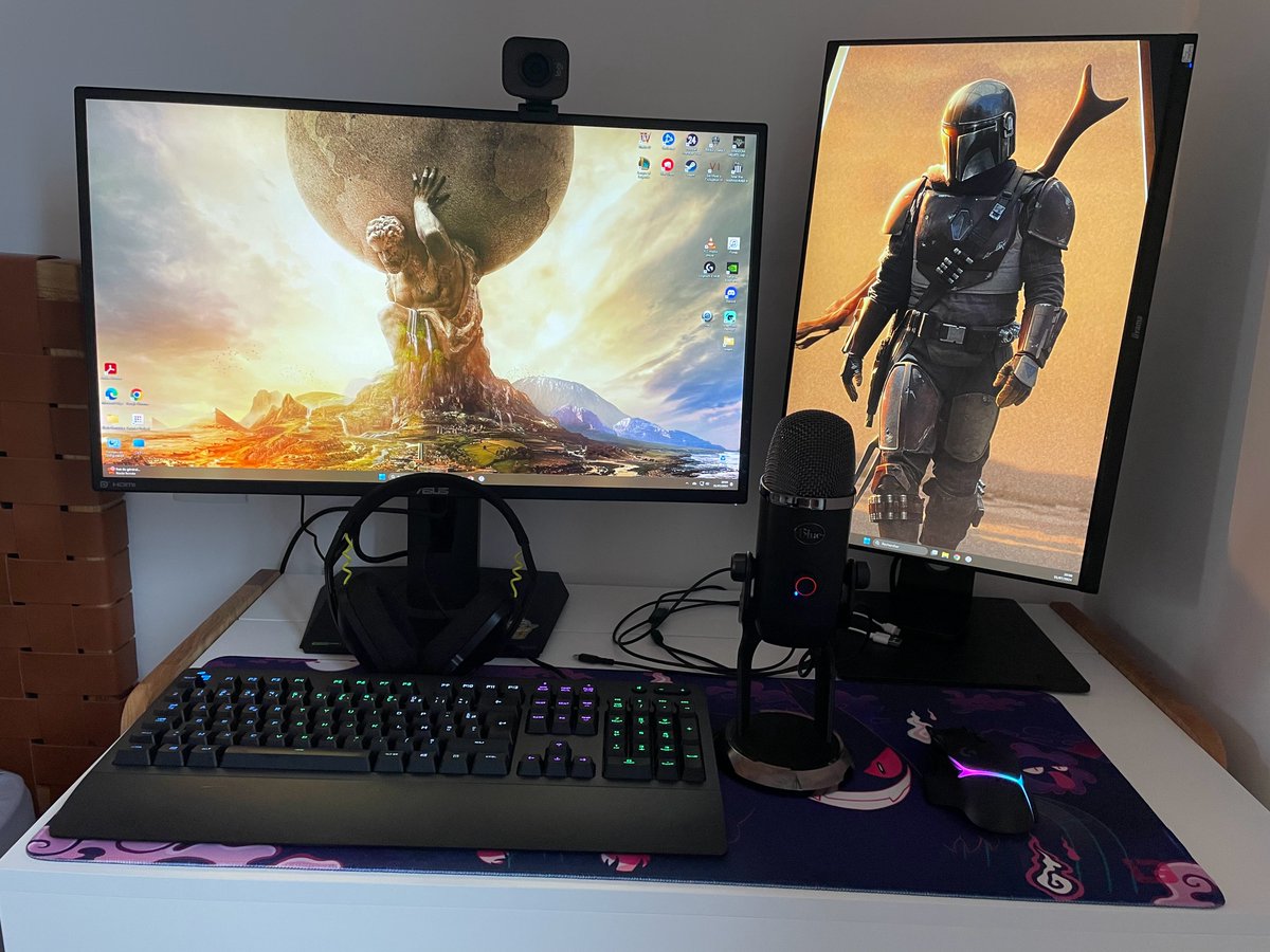 Hey ! Je lance ma chaîne #twitch . Rejoins moi pour discuter, et partager  de bons moments de gaming ! Petite photo du Setup #Streaming 🎙️
