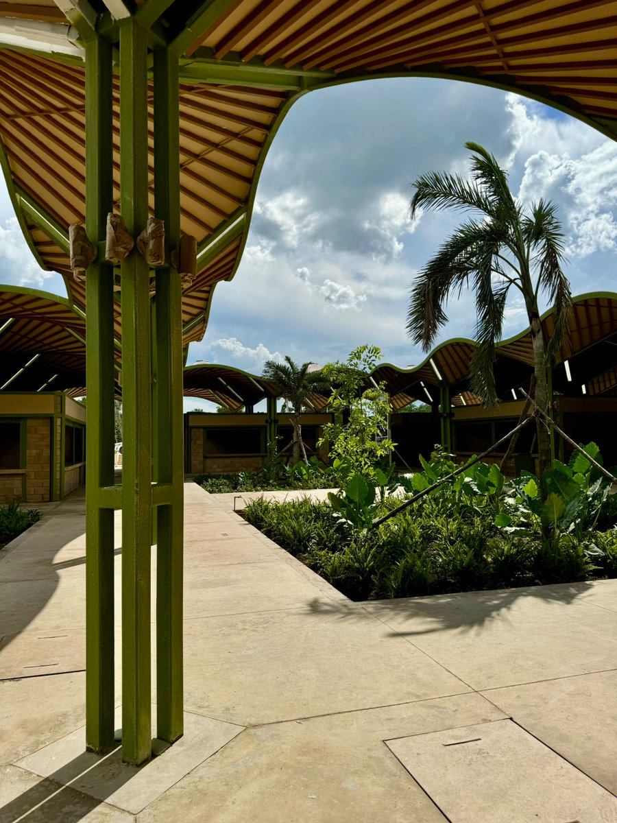 MeyerFalcon's tweet photo. Estamos trabajando en el sureste. El nuevo mercado público que @SEDATU_mx acaba de terminar en Nicolás Bravo, localidad de Quintana Roo, beneficiará con locales a más de 50 familias.

Será un lugar para visitar ahora que el @TrenMayaMX llegue a Chetumal. #LosCimientosDeLaTransformacion 👷‍♂️👷‍♀️