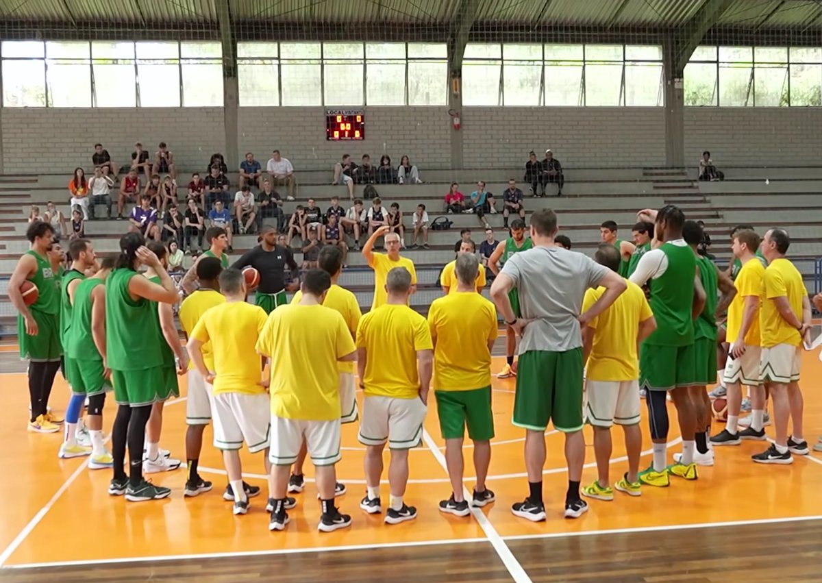 basquetesc's tweet photo. Início de um sonho em Blumenau// que tá dando certo em Paris…

#éobrasa 🇧🇷🏀 https://t.co/ln3COu3fQc