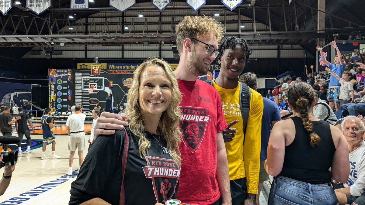 zoomthetbt's tweet photo. We have @RedRoseThunder, a surprise story of TBT, in the house! https://t.co/0BXJRy9tgj