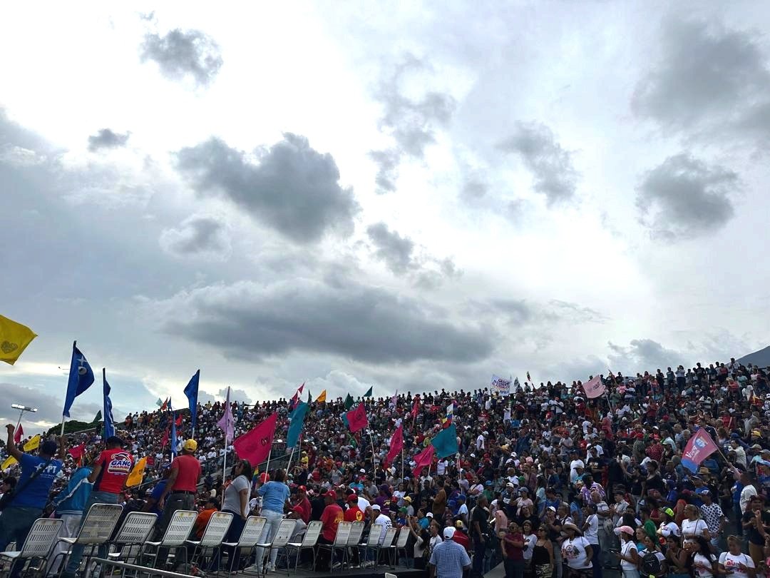 Hugo Martínez Pateti (@hugor_martinez) on Twitter photo Manifestamos en este extraordinario encuentro mirandino lleno de amor y alegría, que estamos defendiendo la paz y que rechazamos toda violencia o acción que atente contra la estabilidad y la vida del pueblo.
Apoyamos con firmeza a nuestro Presidente <a href="/NicolasMaduro/">Nicolás Maduro</a> 
#Paz Manifestamos en este extraordinario encuentro mirandino lleno de amor y alegría, que estamos defendiendo la paz y que rechazamos toda violencia o acción que atente contra la estabilidad y la vida del pueblo.
Apoyamos con firmeza a nuestro Presidente <a href="/NicolasMaduro/">Nicolás Maduro</a> 
#Paz