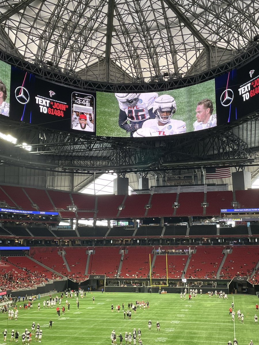 __vonb's tweet photo. Extremely excited  and grateful to be here at the @AtlantaFalcons   training camp tonight with my family How about them dirty birds 🦅 the home team 🏈🙌🏿🔥🔥🔥🏆 at Mercedes Benz Stadium 🏟️ Let’s GO!!! @NFL 

#atlantafalcons #trainingcamp #nfl #atl https://t.co/zWZYka4rvs