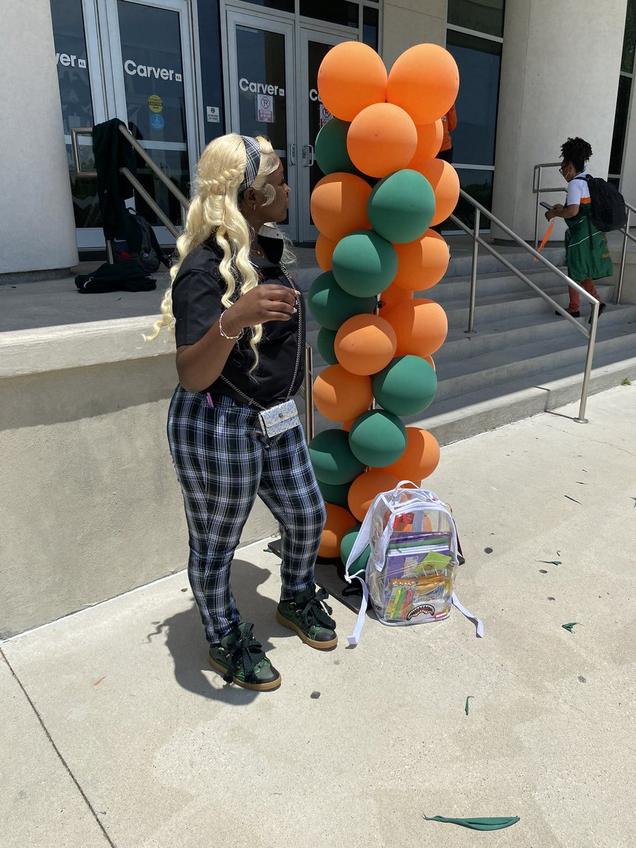 _naee9ine's tweet photo. NOW THATS HOW YOU START OFF YOUR SENIOR YEAR! 🧡💚👸🏾 https://t.co/LXrL30v5mp