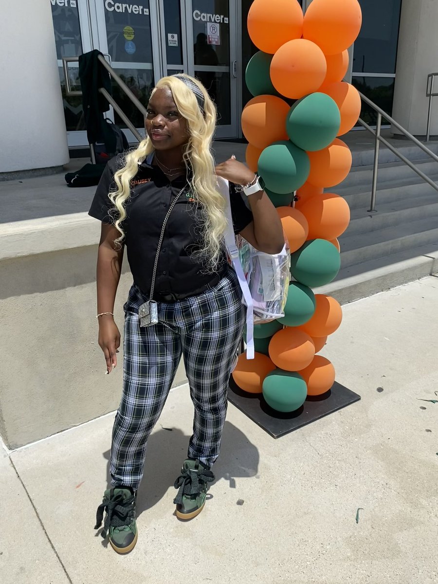 _naee9ine's tweet photo. NOW THATS HOW YOU START OFF YOUR SENIOR YEAR! 🧡💚👸🏾 https://t.co/LXrL30v5mp