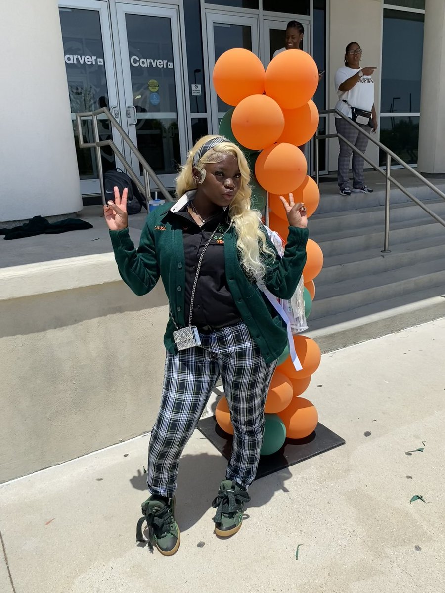 _naee9ine's tweet photo. NOW THATS HOW YOU START OFF YOUR SENIOR YEAR! 🧡💚👸🏾 https://t.co/LXrL30v5mp