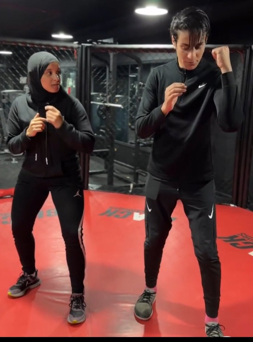 rodriguezjorgel's tweet photo. Argelia🇩🇿, siendo más del 95% de su población Islámica, y el uso del hijab en las mujeres la norma, ¿donde está su hijab?🤔 https://t.co/bfPtof1lQQ