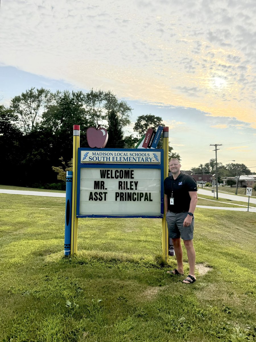 SES Assistant Principals, past &amp; present. I’m so lucky to work with such great people. Looking forward to another super year! <a href="/OntarioFarina/">Julie Farina</a> <a href="/hartmann_seth/">Seth Hartmann</a>  #WeAreMadisonBlue
