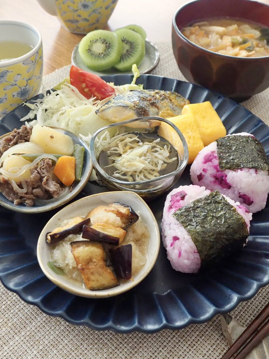 mariko_p's tweet photo. 今日の朝ごはんはしば漬けおにぎりと鰆の西京焼き｡そんで今夜も肉じゃが,,3日分ぐらい作っといた😂 https://t.co/d1ikyEGyPy