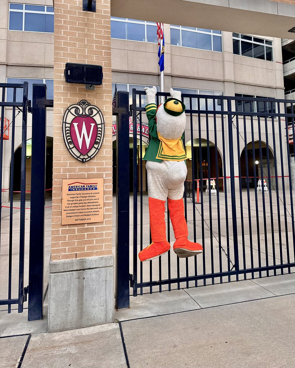 TheOregonDuck's tweet photo. let me in!!! https://t.co/XP6spEglAM