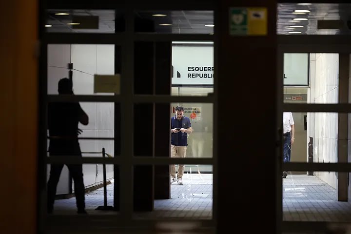 profsecundario's tweet photo. Se está extendiendo el bulo de que "4.000 independentistas han decidido el destino de 47 millones de españoles". No es una afirmación cierta. No se puede decir que los 4.000 votantes de ERC hayan conseguido la soberanía fiscal para Cataluña, del mismo modo que no se puede asegurar que Puigdemont sea el que en realidad gobierna España ni que Bildu, desde el ayuntamiento de Pamplona, haya conseguido gestionar la vida de aquellos a quienes con anterioridad ha amenazado y extorsionado. Los 4.000 de ERC, el fugado Puigdemont o el proetarra alcalde de Pamplona no serían nada sin Pedro Sánchez y Pedro Sánchez no sería nadie sin los millones de socialistas que toleran, ratifican y perpetúan en la cima de su partido a unos líderes políticos sin escrúpulos, sin palabra y sin vergüenza.

El PP yerra cuando afirma (en sus días peores) o da a entender (en su días menos buenos) que otro PSOE es posible, es decir, un PSOE que defienda la igualdad entre los ciudadanos y la solidaridad entre los territorios, que fortalezca las estructuras y la unidad del Estado, que sea transparente y haga primar la neutralidad institucional frente al partidismo. Un PSOE así no sería el PSOE o no lo sería por mucho tiempo, una vez demostrado el carácter puramente instrumental de su ideología y la naturaleza netamente totalitaria de su incoherencia. Este PSOE es el único PSOE existente y no se puede decir que sus millones de votantes ejerzan su voto engañados. 

Los socialistas han conseguido que el éxito de los enemigos del país que gobiernan sean la causa de sus propios éxitos, que la destrucción del Estado que gestionan les sea beneficiosa. No. No son unos pocos los que deciden el destino de todos: son millones los que han asimilado los deseos de unos pocos.