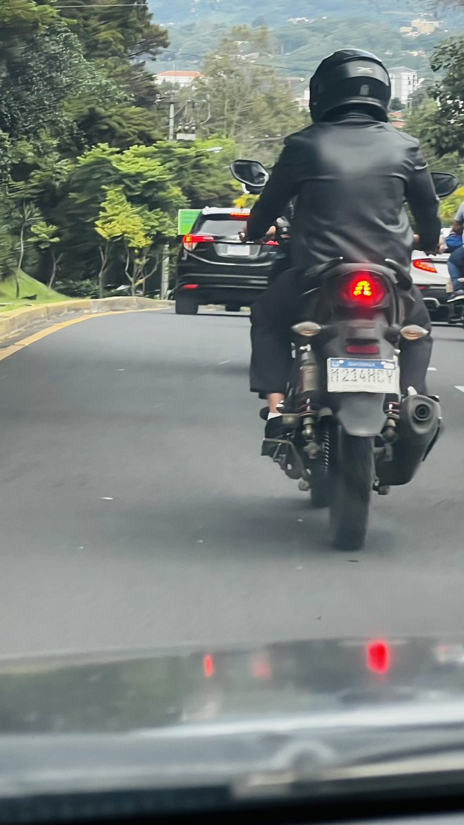 el_doc_angel's tweet photo. No suelo hacer esto pero hoy tipo 4 pm  iba  por la guardia de honor  zona 10 y este caballero en su moto me la atravesó, le toque  bocina  y empezó  a irse despacio, haciendo como que sacaba un arma de su bolsa, no detuve mi marcha ——> https://t.co/YSz9mlcf1y