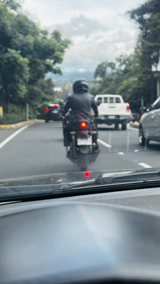 el_doc_angel's tweet photo. No suelo hacer esto pero hoy tipo 4 pm  iba  por la guardia de honor  zona 10 y este caballero en su moto me la atravesó, le toque  bocina  y empezó  a irse despacio, haciendo como que sacaba un arma de su bolsa, no detuve mi marcha ——> https://t.co/YSz9mlcf1y