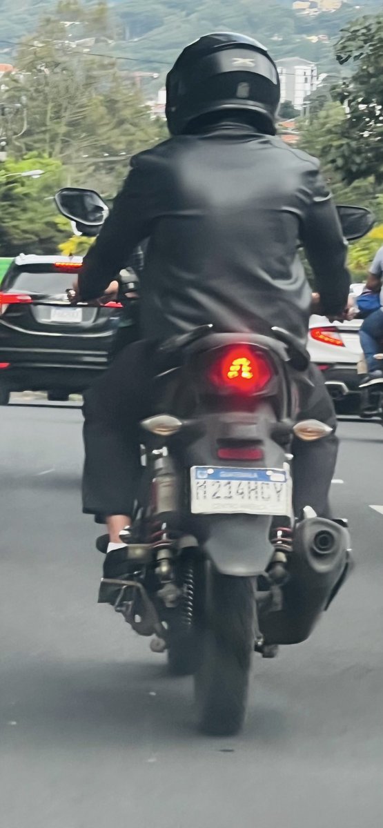 el_doc_angel's tweet photo. No suelo hacer esto pero hoy tipo 4 pm  iba  por la guardia de honor  zona 10 y este caballero en su moto me la atravesó, le toque  bocina  y empezó  a irse despacio, haciendo como que sacaba un arma de su bolsa, no detuve mi marcha ——> https://t.co/YSz9mlcf1y