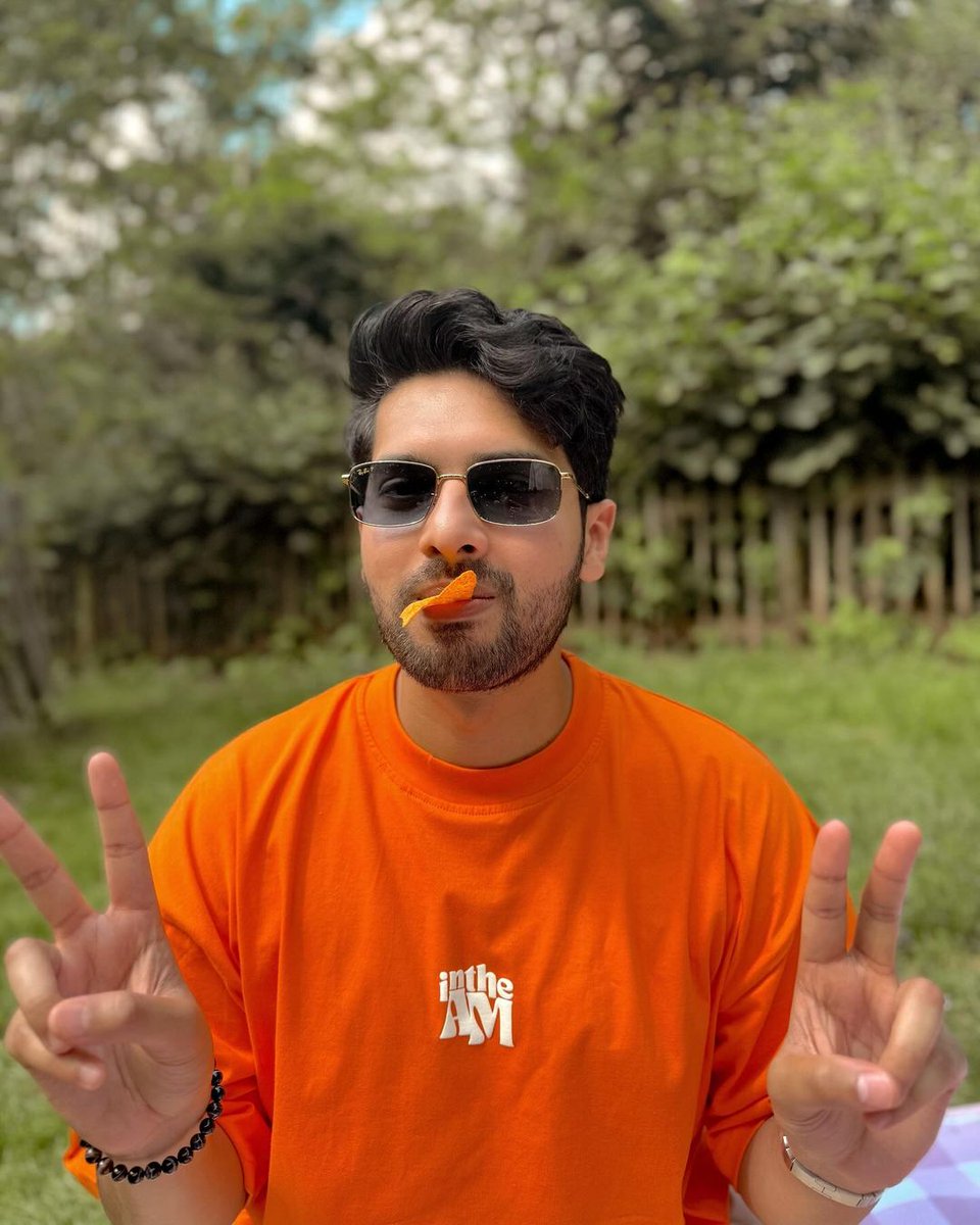 yaminivalli_01's tweet photo. @ArmaanMalik22 As I got #AMMerch now I want to recreate this but pic click karne ke liye koi nai hai π https://t.co/ij4QMdoPWY