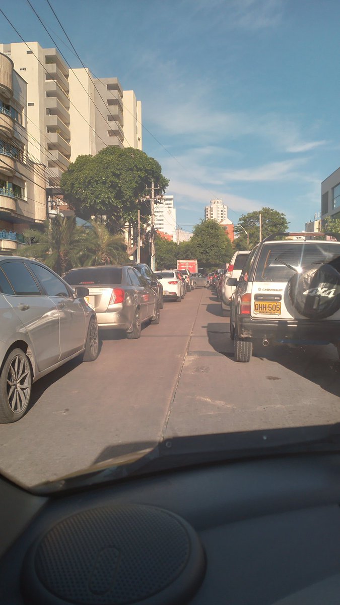PoloJose82's tweet photo. Colapsado tráfico en barrios Torcoroma y Alto prado,urge #picoyplacabarranquilla,hasta cuando @AlejandroChar,@AtlanticoEmi ,@jorgecura1070 ,@NoticiasUno,@NoticiasCaracol,@NoticiasRCN ,@Gobatlantico,@TransitoBaq ,@petrogustavo ,@PoliciaColombia https://t.co/B8DkAh04cn