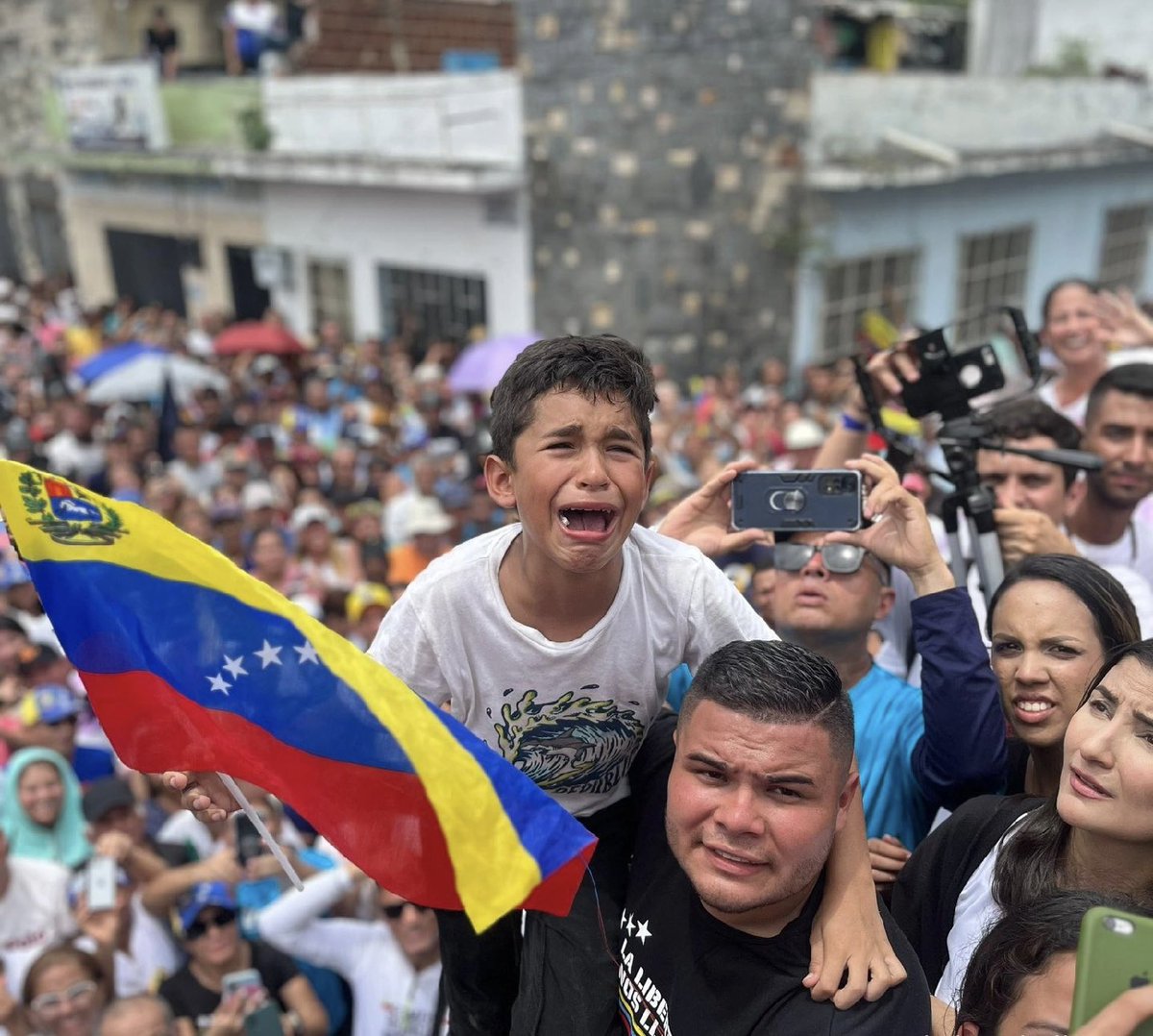 MayraDo57466678's tweet photo. Si no estás preparado para morir por ella, saca la palabra libertad de tu vocabulario. https://t.co/y6coHLyE20