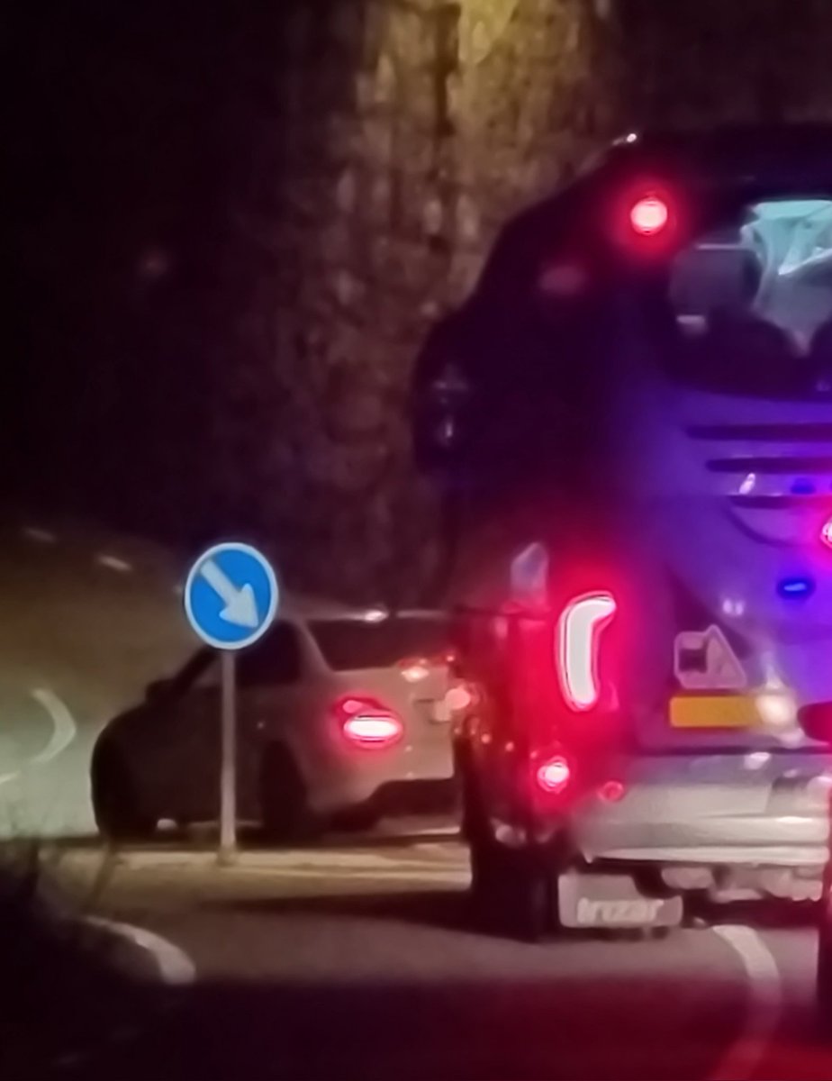 PC_Castellbell's tweet photo. A les 00:15h, un autocar de #Renfe per fi s'ha endut els 23 passatgers+maquinista+revisor=25 persones, que han estat durant més de 4 hores semidesemparats dins el tren, a l'estació de #CastellbellielVilar #Bages.
@rod4cat @rodalies @emergenciescat @AjCastellbell 
#protecciocivil https://t.co/7oWBG9El0O
