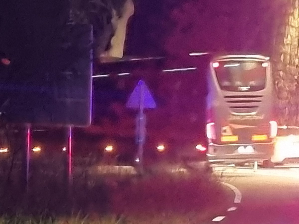 PC_Castellbell's tweet photo. A les 00:15h, un autocar de #Renfe per fi s'ha endut els 23 passatgers+maquinista+revisor=25 persones, que han estat durant més de 4 hores semidesemparats dins el tren, a l'estació de #CastellbellielVilar #Bages.
@rod4cat @rodalies @emergenciescat @AjCastellbell 
#protecciocivil https://t.co/7oWBG9El0O
