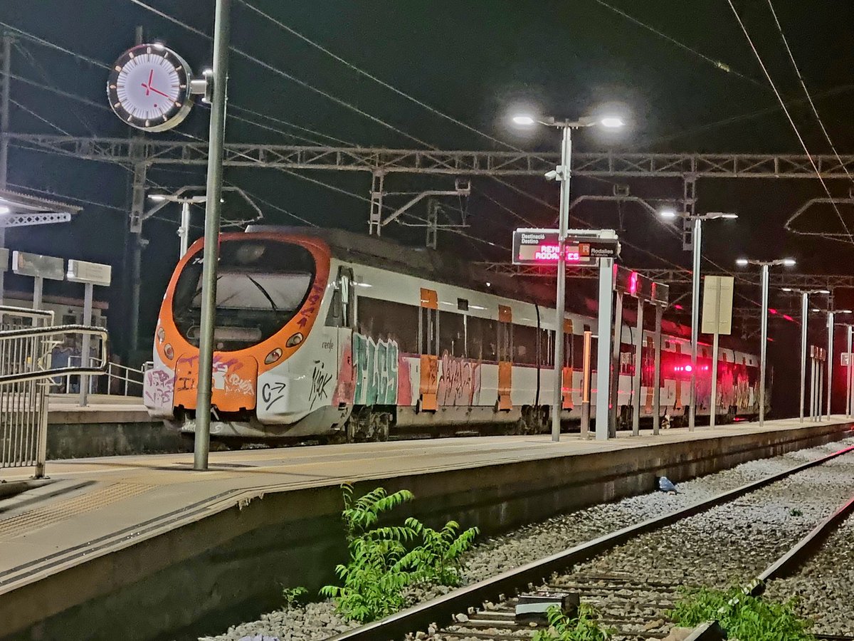 A les 00:15h, un autocar de #Renfe per fi s'ha endut els 23 passatgers+maquinista+revisor=25 persones, que han estat durant més de 4 hores semidesemparats dins el tren, a l'estació de #CastellbellielVilar #Bages.
<a href="/rod4cat/">R4 Rodalies 🤖</a> <a href="/rodalies/">Rodalies Catalunya</a> <a href="/emergenciescat/">Protecció civil</a> <a href="/AjCastellbell/">Aj. Castellbell</a> 
#protecciocivil
