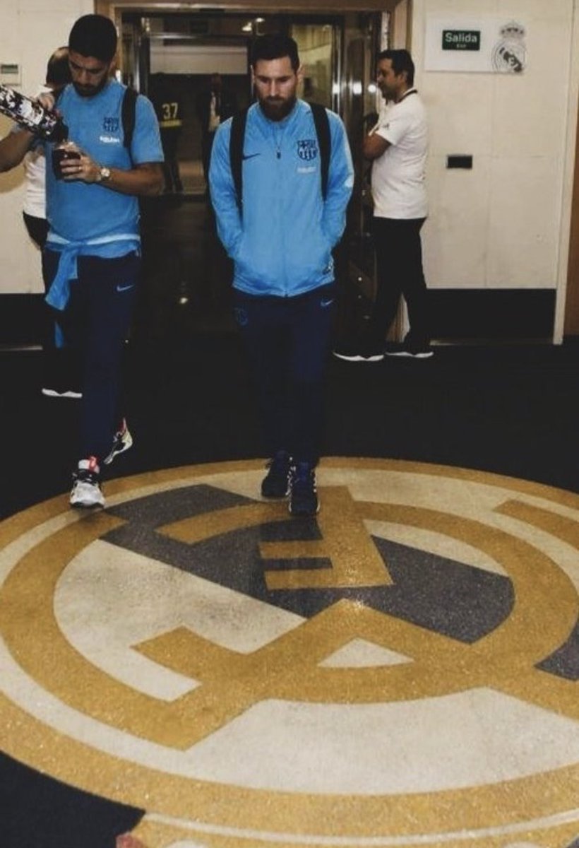 LxoMessismoFCB's tweet photo. Messi pisando el escudo del Madrid es todo lo que necesitabas ver hoy https://t.co/ohwqHsGcK6