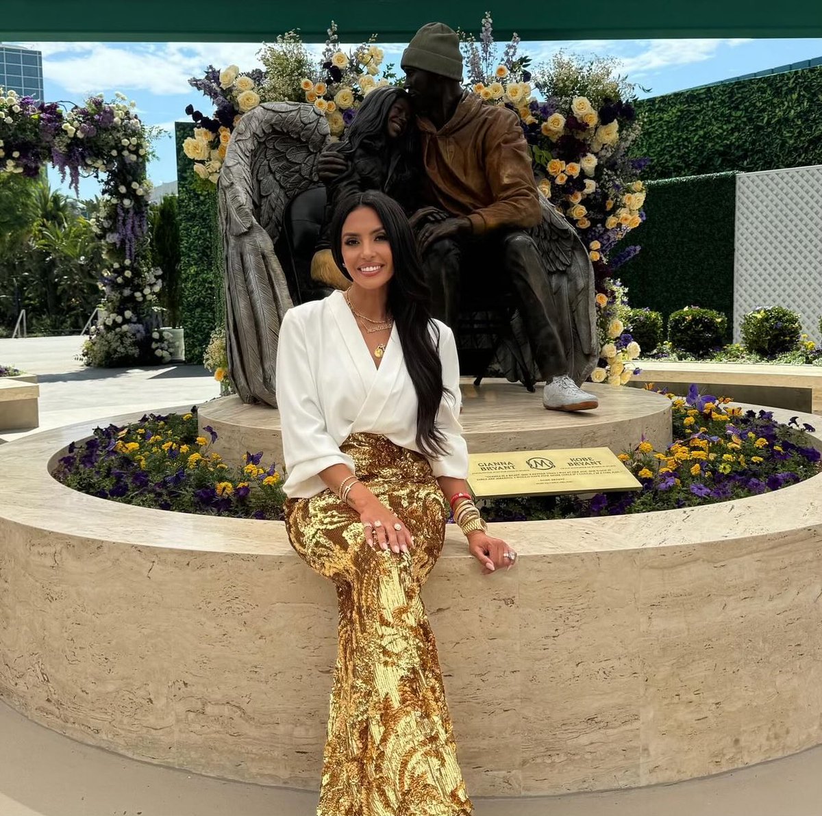 kobehighlight's tweet photo. Vanessa Bryant with the new Kobe and Gigi statue ❤️ https://t.co/a0G1sUJGtQ