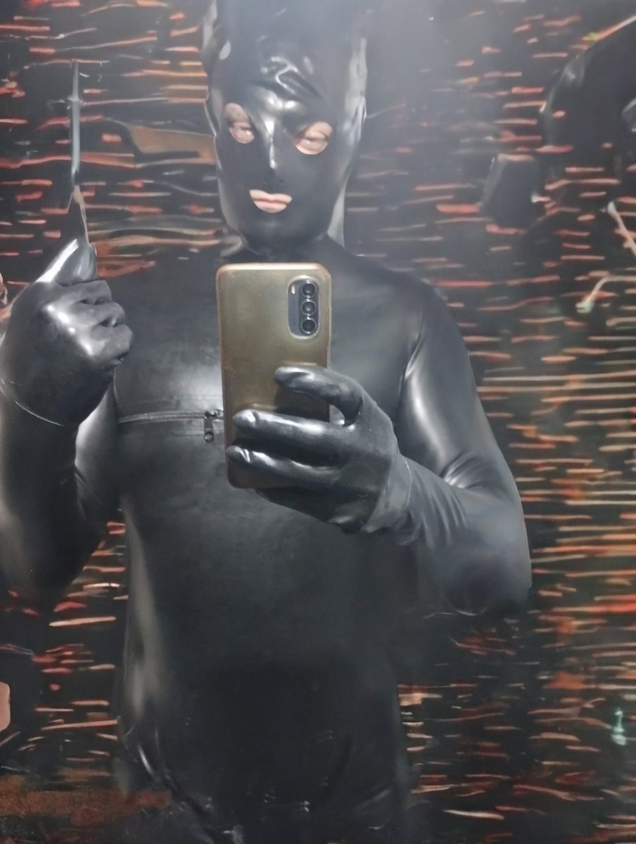 ltxgrdn's tweet photo. Gearin' up for the weekend...
#fullenclosurelatex
#latexfetish https://t.co/DDqPFcDZS0