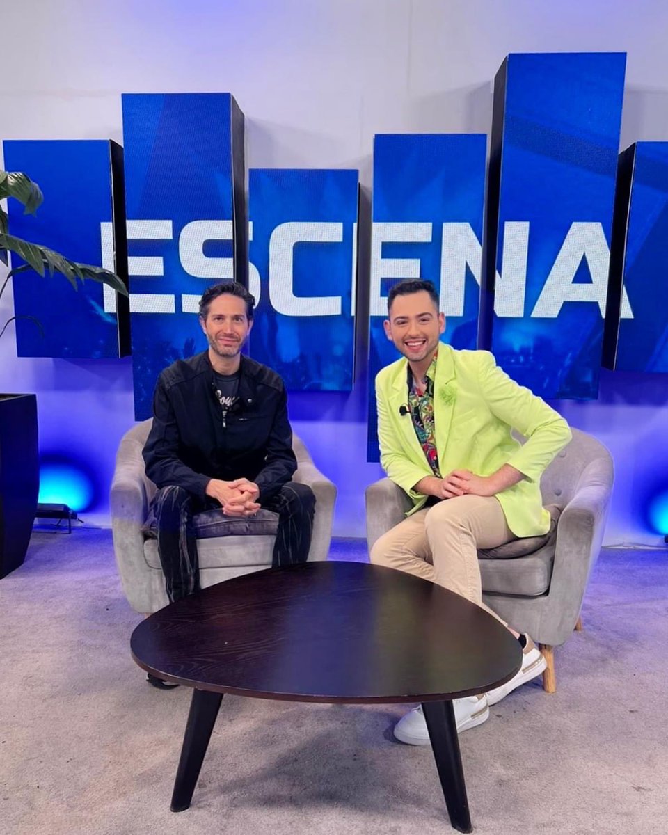 marioluna31's tweet photo. Ya no tiene caso
Mirar hacia otro lado
Todo lo que espero lo encuentro
En TI.... @bennyibarra ✨🌌
.
.
.
.
.
.
#MarioLuna #bennyibarra #entrevista #tvazteca #info7 #aztecanoticias #aztecanoreste #singer #cantante #actor #tvhost #presentadordetv https://t.co/ZNcMxbSG3A