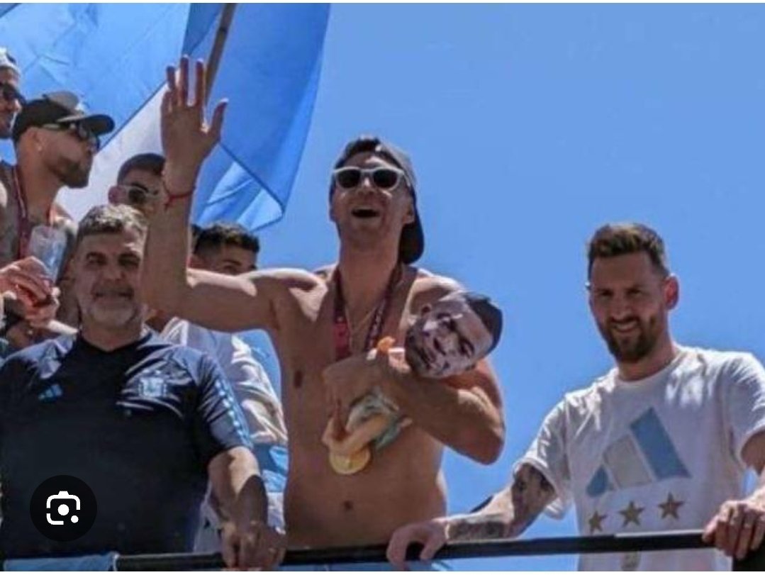 Parisien88off's tweet image. " parfois y a des joueurs qui ne savent pas fêter une victoire " 
🤡🤡🤡🤡🤡