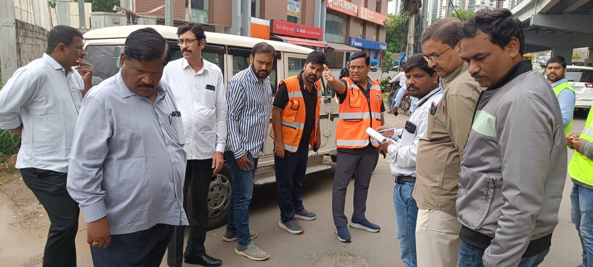 ZC_SLP's tweet photo. Today,  inspected in Darga, Indira Nagar, JRC convention, Malkam Cheruvu, gachibowli  localities along with DC, SE, EEs, UBD, AMOHs, CRMP agency &amp; others. 

#Hyderabad #SerilingampallyZone  #Parks #greenary #roads 

@GHMCOnline
@CommissionrGHMC
@gadwalvijayainc
@PrlsecyMAUD https://t.co/syVsVFRryn
