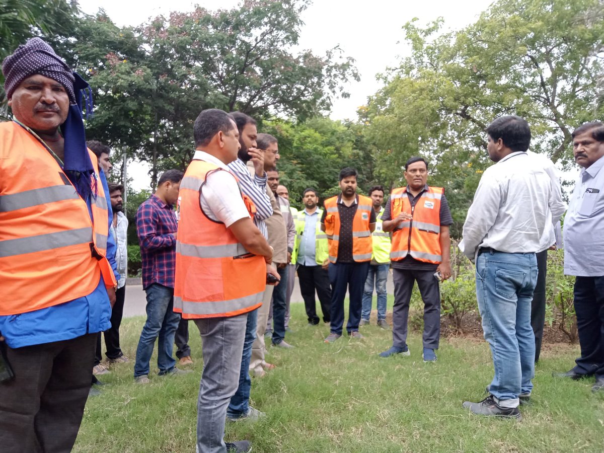ZC_SLP's tweet photo. Today,  inspected in Darga, Indira Nagar, JRC convention, Malkam Cheruvu, gachibowli  localities along with DC, SE, EEs, UBD, AMOHs, CRMP agency &amp; others. 

#Hyderabad #SerilingampallyZone  #Parks #greenary #roads 

@GHMCOnline
@CommissionrGHMC
@gadwalvijayainc
@PrlsecyMAUD https://t.co/syVsVFRryn