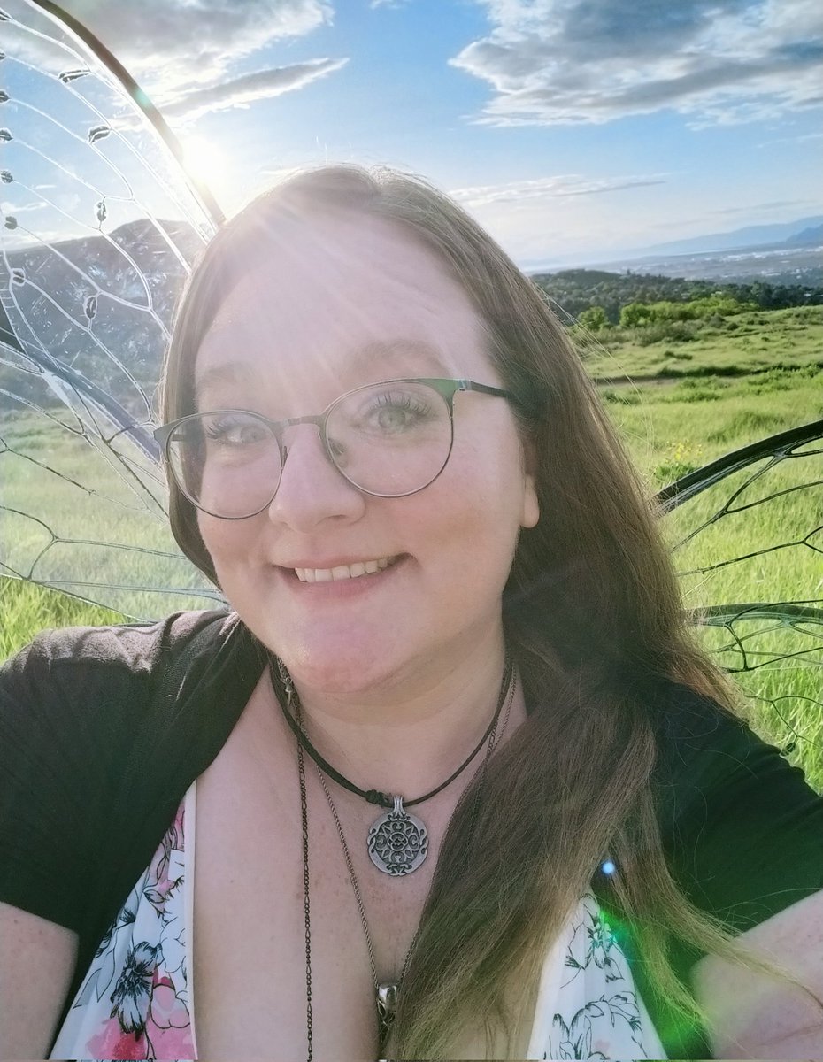 RealMelissaJane's tweet photo. A couple months ago I went with a bunch of awesome people and did a fairy photoshoot. https://t.co/7bZa3Z64hG