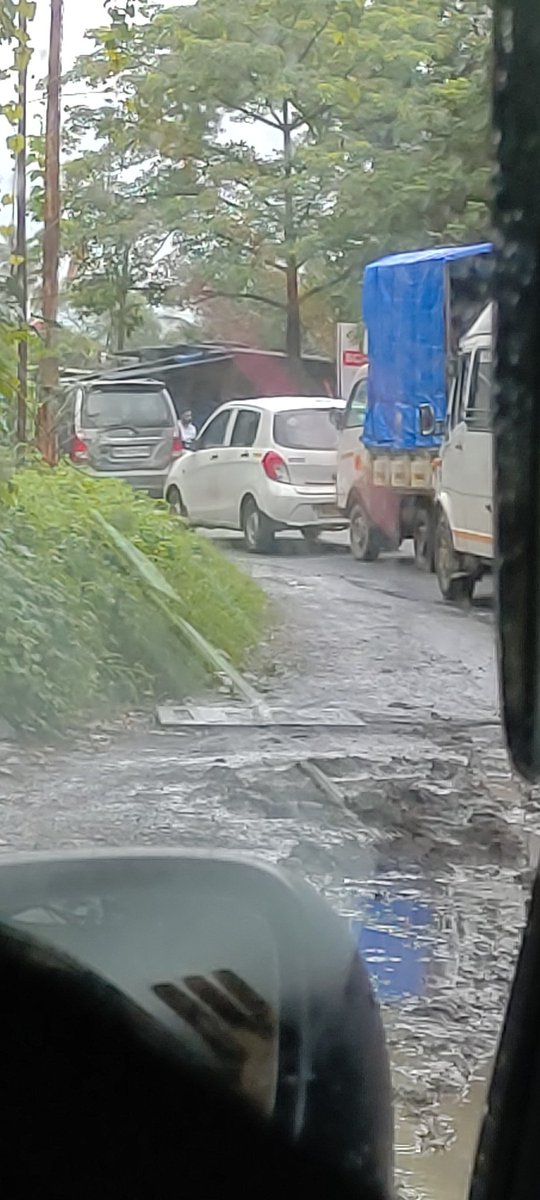RightlyDigital's tweet photo. Stuck here since 30 mins and no traffic police. What are you guys doing? Please assist: Location - Juichandra Bapane Road, Naigaon @MumbaiPolice @MTPHereToHelp https://t.co/kGRWDDToWC