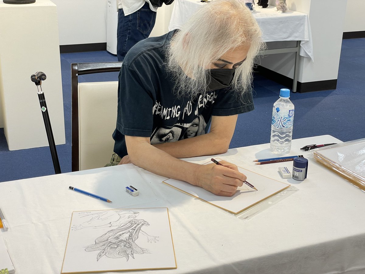 スクリーミング・マッド・ジョージさんドローイング中。今年の作品もすごいぜ狂うぜ！٩( ᐛ )و

Labyrinth vol.Ⅰ-魔術-
8/3～8/12
有楽町東京交通会館地下1階ゴールドサロン
#Labyrinth魔術 #ラビリンス展