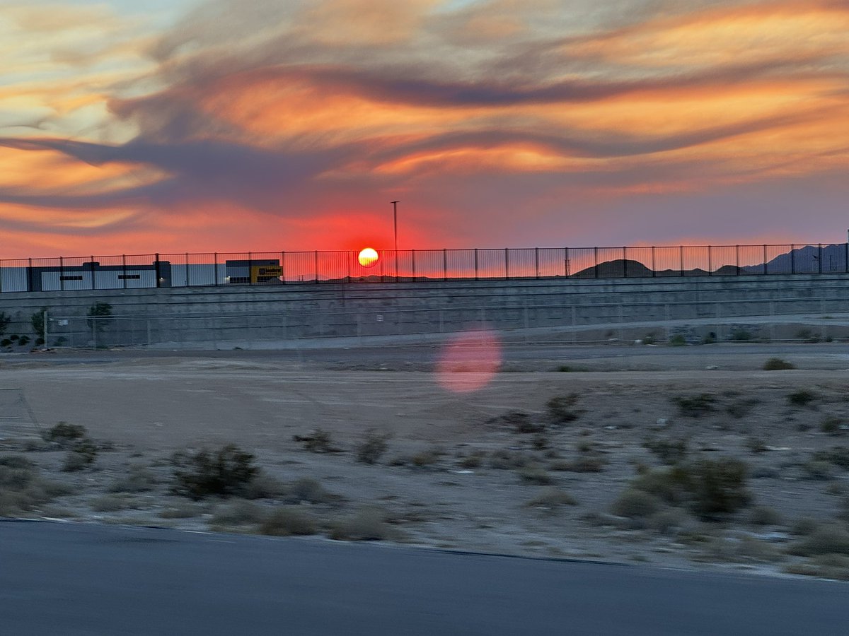 I met some pretty cool guys and they sold me some cool tech. It was a beautiful moment filled with curiosity and encouragement. It was great. #sunsetlovers #beauty