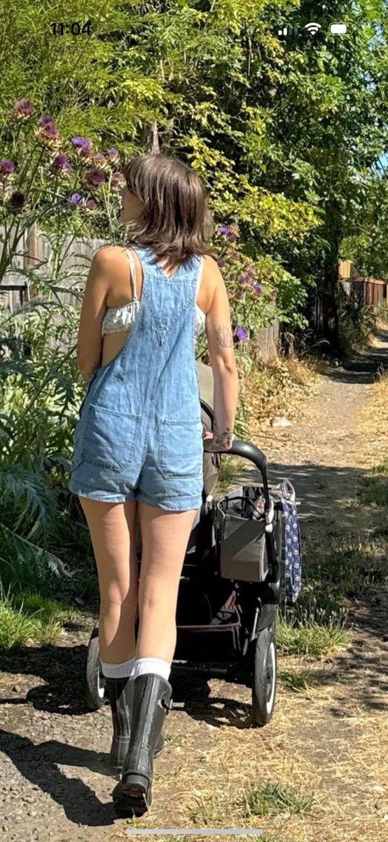 hotgluequeenn's tweet photo. How does she afford a 1500$ stroller with no job… it will never make sense to me https://t.co/6mWM4qczbw