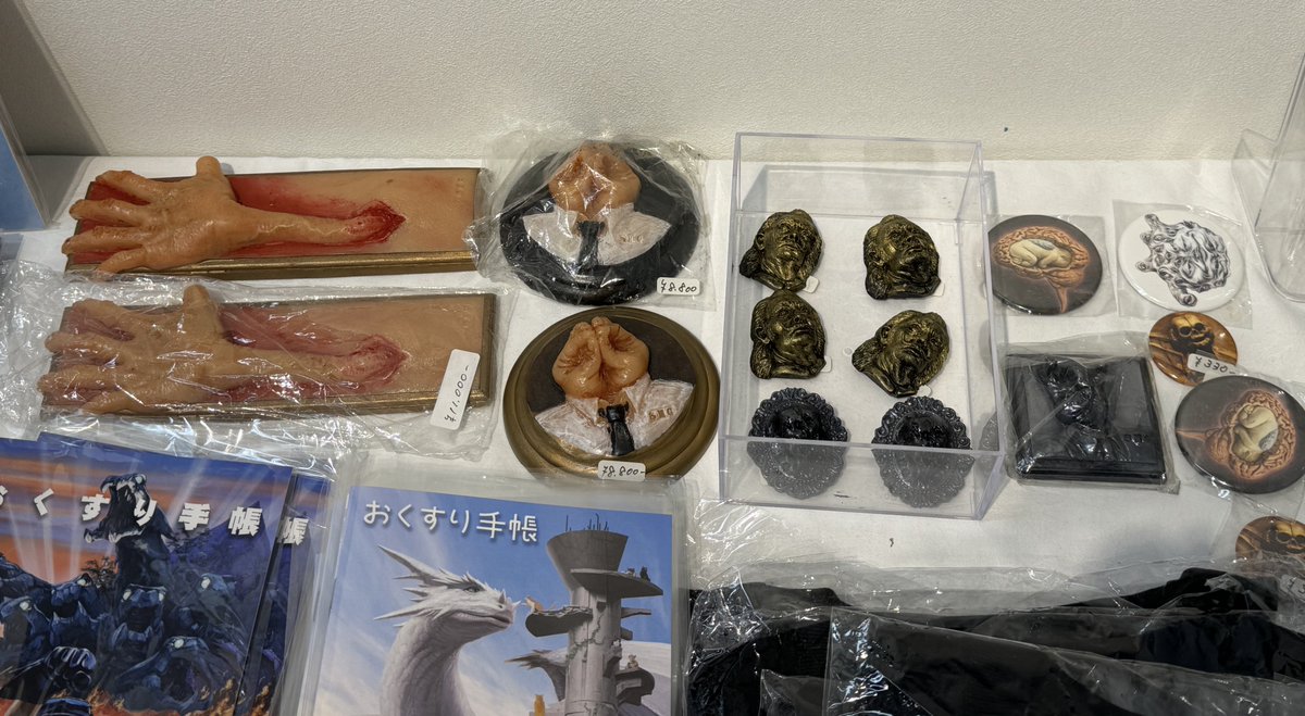 【Labyrinth vol.1－魔術－】
〈  スクリーミング・マッド・ジョージ  〉
出展作品：
「黄金の鳥からジーニーを解放する魔女」

物販コーナーではTシャツやオブジェなども販売中。
現在、ギャラリー内でドローイング製作中です！

#スクリーミングマッドジョージ
#ラビリンス展