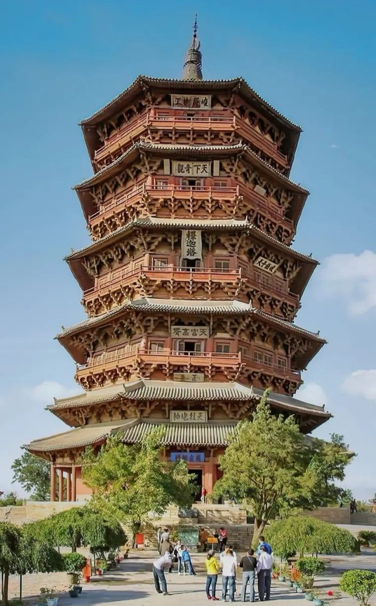 应县木塔，全称为‌应县佛光寺释迦塔，位于‌山西省朔州市应县，是世界上现存最高大、最古老的纯木结构高层塔式建筑之一。
#美丽中国
