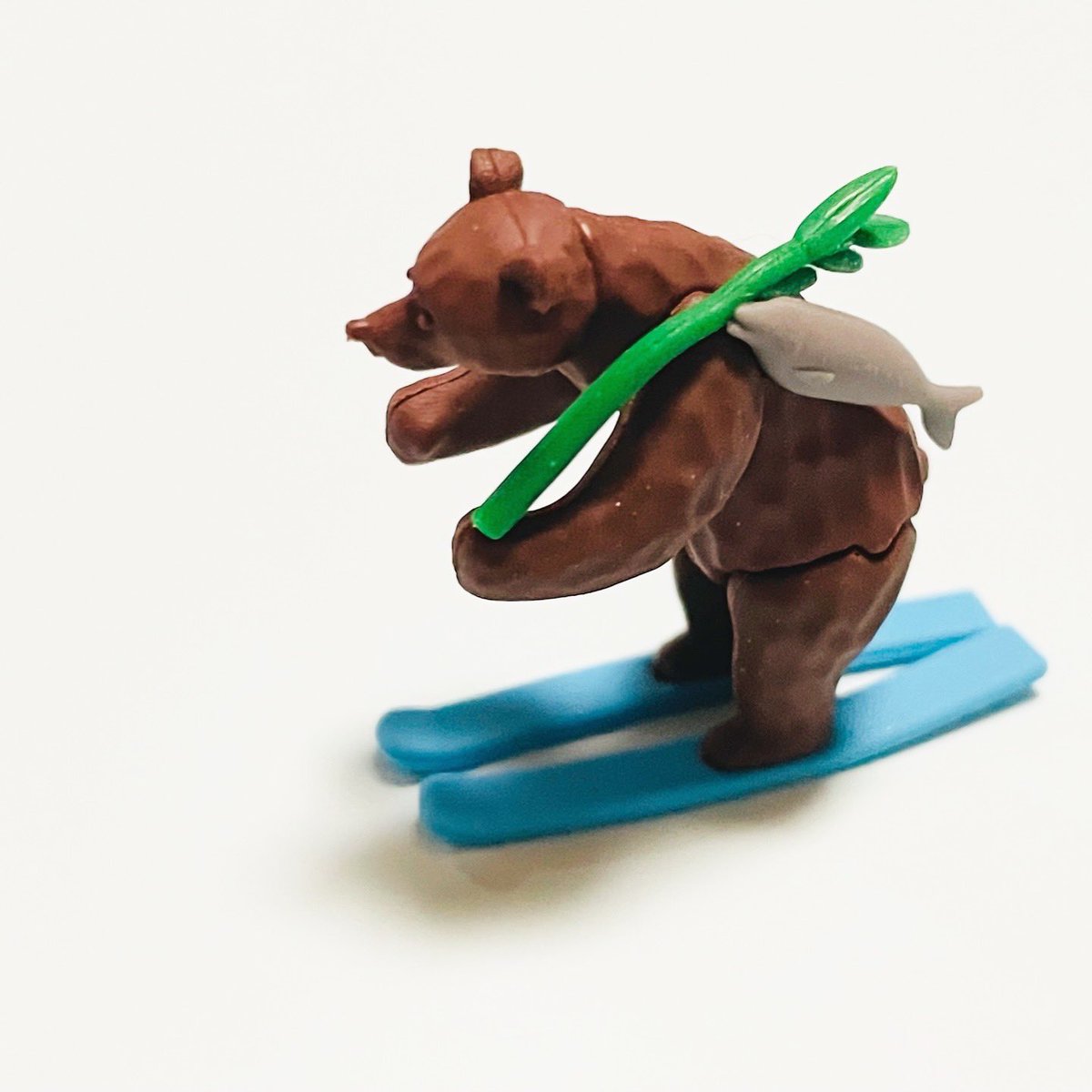 バターとミルクの風味がやさしい、札幌千秋庵の洋風煎餅「山親爺」。雪山をスキーで滑るくまの親子のイラストがかわいい丸缶（24枚入り）に、くまのフィギュアがついていると知って、おもわず購入。かわいい……鮭、背負ってる！ お煎餅も素朴な味でなごみます。フィギュアは数量限定とのこと。