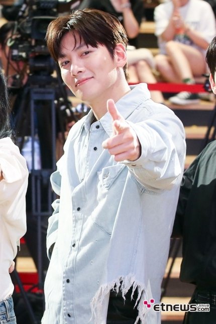 diaitudiaitu's tweet photo. Akhirnya Noh Ji Wook ketemu Bonghee ^^
31 July 2024
VIP premiere Revolver
#리볼버 #Revolver
#지창욱 #JiChangWook #남지현 #NamJiHyun
#노지욱 #NohJiWook #은봉희
#수상한파트너 #SuspiciousPartner
#수트너 #Suitner
#남지커플 #NamJiCouple #JiJiCouple
https://t.co/BhS6TZiX4m https://t.co/kkWDi94TLK