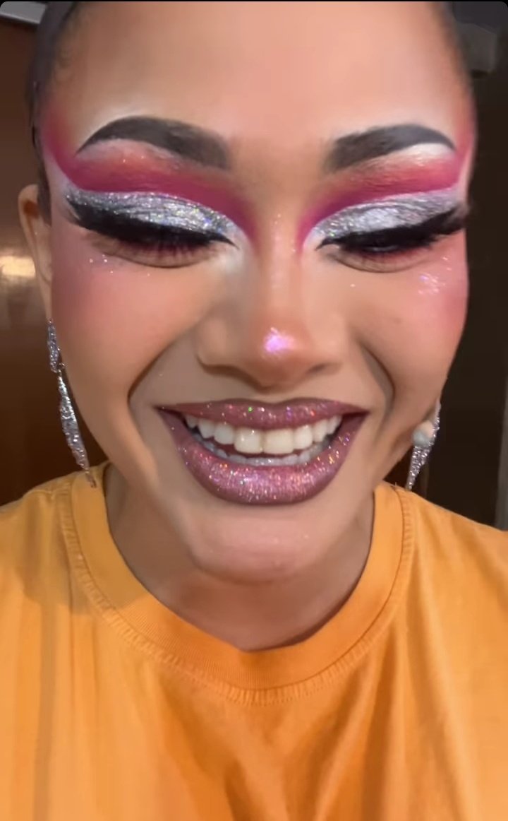Pasajeros abordo, su espera terminó, un gran y espectacular viaje nos espera, por favor abrochense sus sinturones, y boleto en mano por favor que la Leona Cesia Sáenz pasará por cada una de sus cuentas, tomen notas por favor...

PRISCILLA X CESIA