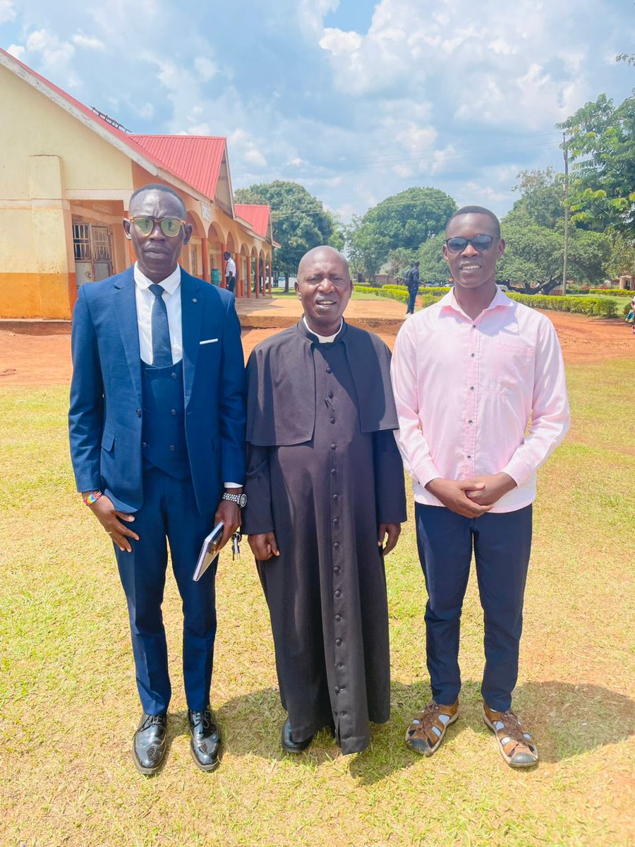 Msp_simonz's tweet photo. One time I thought of becoming a Priest but gone are the times of those dreams.
Was happy to engage with the Priests of my former school #SPONK https://t.co/GdpdlFHaeZ