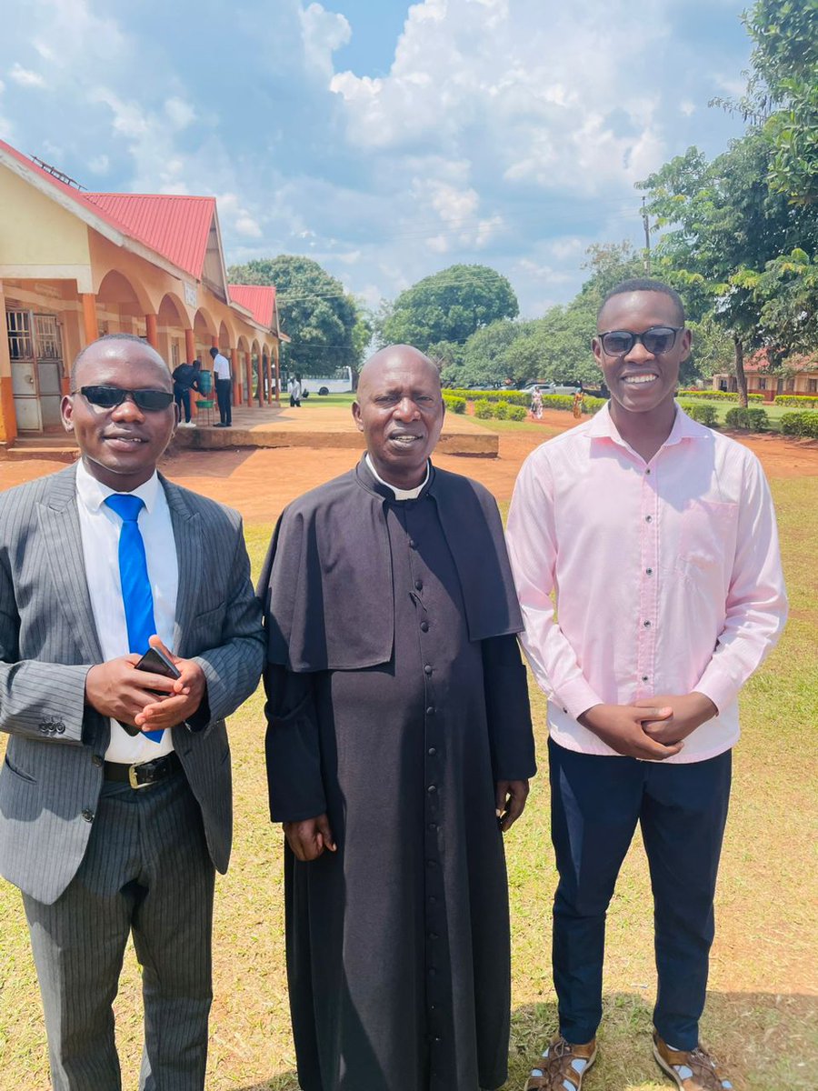 Msp_simonz's tweet photo. One time I thought of becoming a Priest but gone are the times of those dreams.
Was happy to engage with the Priests of my former school #SPONK https://t.co/GdpdlFHaeZ